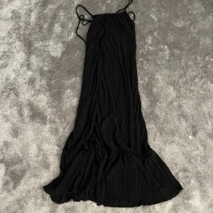 Långklänning svart - Så fin klänning som tyvärr inte kommer till användning. Stretchig och skön i materialet, skriv för fler bilder🖤