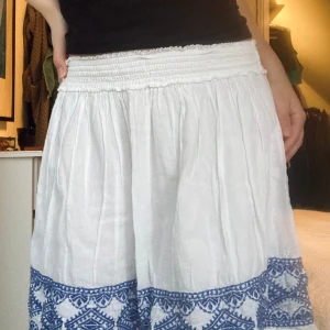 Sommar kjol - En super söt blå och vit kjol parfeckt för sommar och Grekland vibes.kontakta för flera bilder 🩵🩵🤍🤍