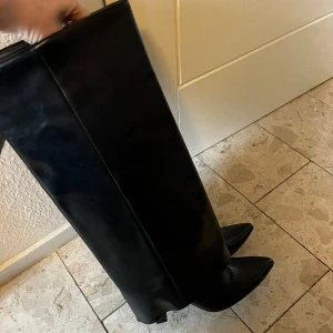 Högklackade stövlar  - Säljer dessa så snygga  stövlarna från Stradivarius i storlek 39! Skorna är helt oanvända och därav precis som nya ❤️Nypris är 900kr.