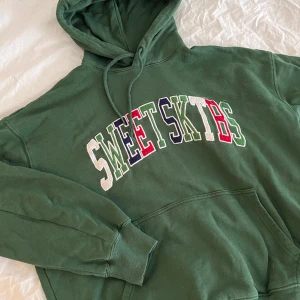 Hoodie SWEET SKTBS - Mysig hoodie från skatemärket Sweet sktbs! Köpt på Junkyard. Storleken är mansstorlek så är fortfarande oversized.