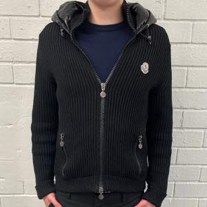 Säljer min skitsnygga moncler cardigan, skick-9/10 använd fåtal gånger. Nypris ≈ 12000. Tveka inte på att fråga om ni undrar något