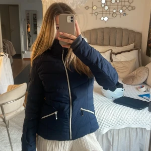Skidjacka  - Skidjacka från mckliney. Avtagbar päls. Snölås endast använd en vecka. Mycket bra skick. 