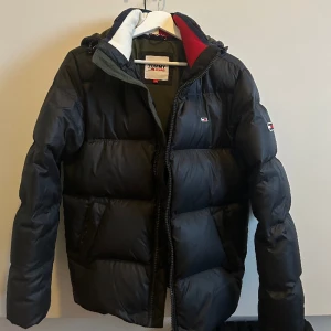 Tommy Hilfiger dunjacka - Varm dunjacka från märket Tommy Hilfiger, använt fåtal gånger, tyvärr vuxit ur den
