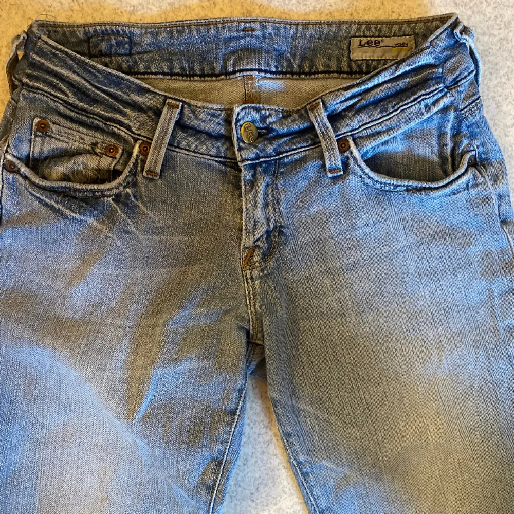 Snygga bootcut jeans från Lee💓 Köpta från plick men i bra skick. Har aldrig använt dom, dom är endast provade. Kontakta gärna innan köp 💓 Skriv privat för bättre bilder💓. Jeans & Byxor.