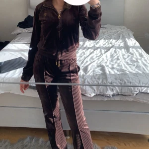 Juciy Couture brun - Säljer de här settet med guldiga diamanter på baksida av byxorna och tröjan, nytt skick, köptes för 2100kr säljer nu för 1900kr. Storlek Xs på byxor, S på tröjan