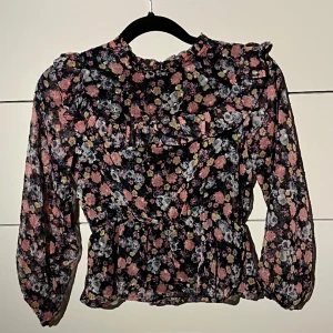 Blus  - Fin blus i väldigt bra skick. Sparsamt använd. 