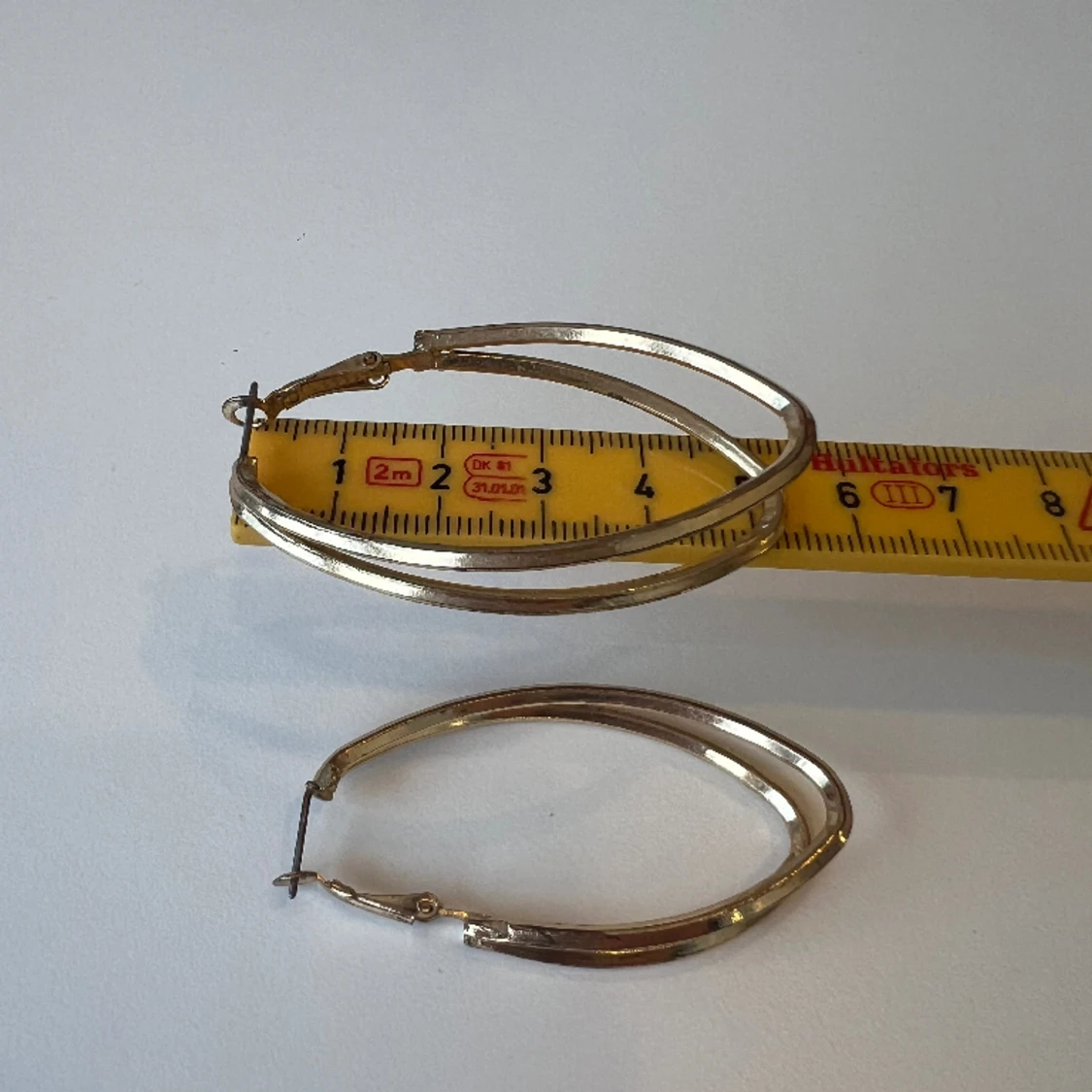 Avlånga guldfärgade hoops  - 90