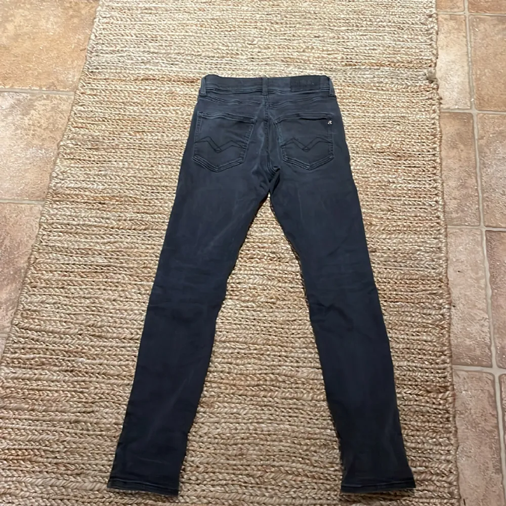 Hej säljer nu mina riktigt snygga Replay jeans! Säljer dom för att dom blivit för små! Dom är slim fit! Riktigt sköna och snygga! Skick 8/10. Jeans & Byxor.