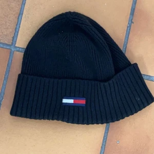 Tommy Hilfiger Mössa - Denna mössa är i väldigt bra skick och är från 9-13 år. Och jag kan även sänka priset om någon skulle vara intresserad.