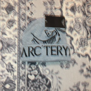 Arcteryx beanie - Fet arcteryx beanie som passar perfekt t vinter/vår taggen e frf kvar och den har inga skador