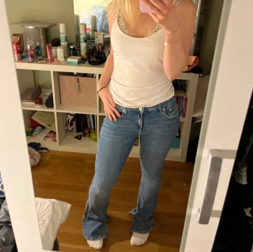 Fina lågmidjade och utsvängda Jens från Gina tricot. En fin slits men är lite för långa för mig (164 cm). Sparsamt använda. Jeans & Byxor.