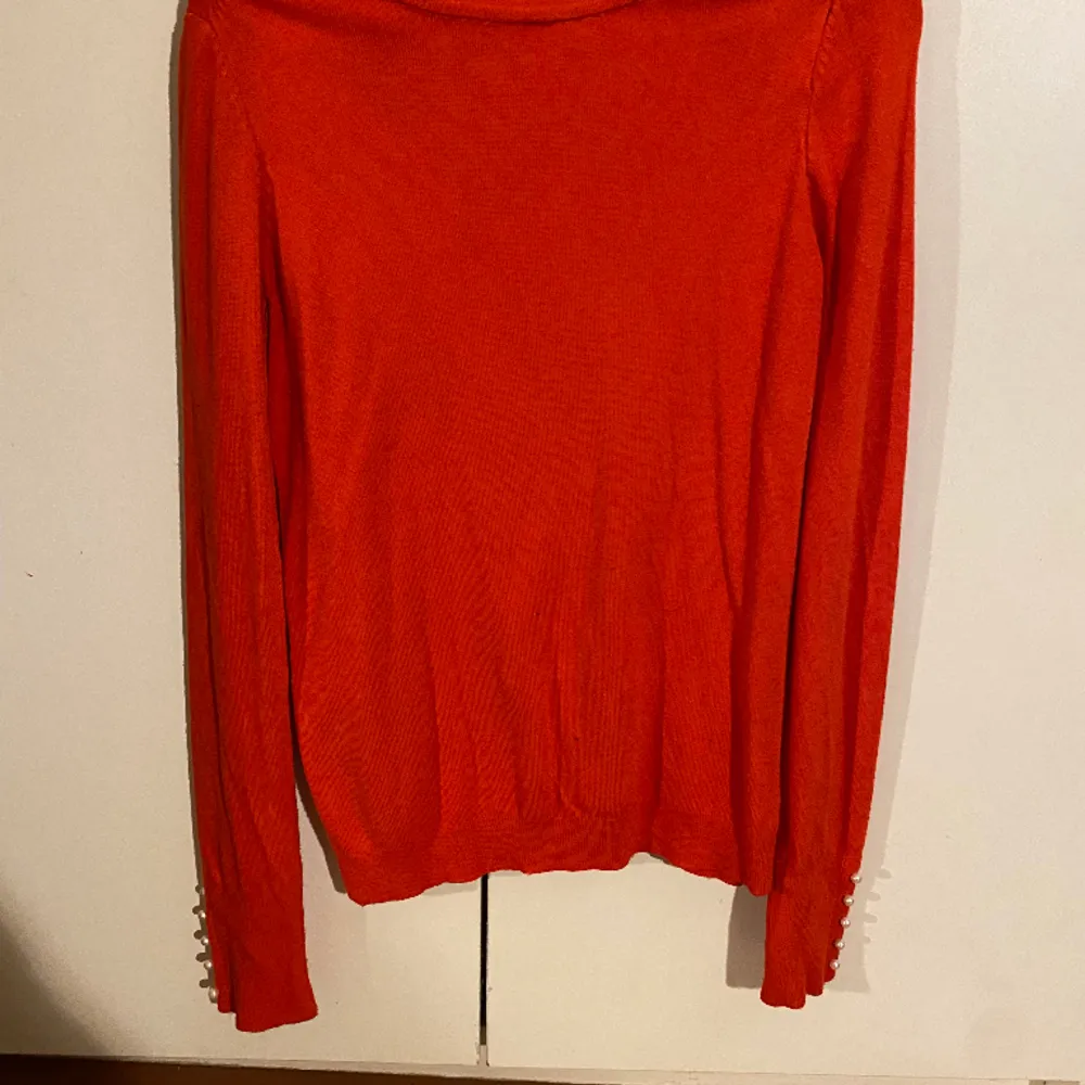 Superfin röd tröja med pärlor på ärmarna som detalj. Finns ingen lapp men skulle säga att den sitter som S. Den är lite nopprig🤍. Tröjor & Koftor.