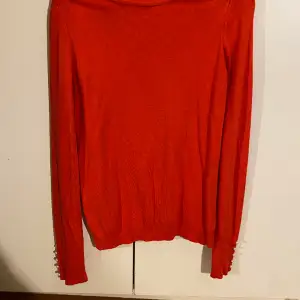 Superfin röd tröja med pärlor på ärmarna som detalj. Finns ingen lapp men skulle säga att den sitter som S. Den är lite nopprig🤍