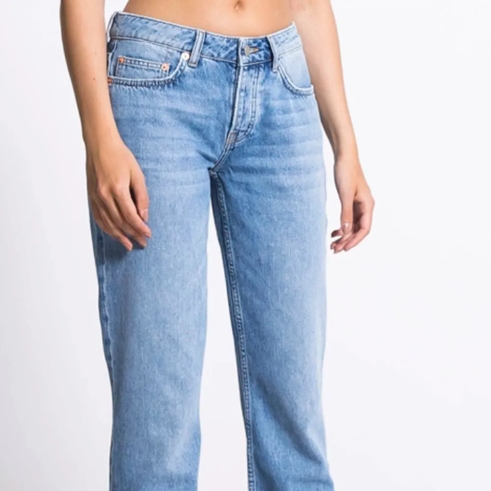 Bekväma snygga jeans som har ett nypris på 400kr men säljer för 200kr❤️ Frakten står jag ej för och skriv även för mer bilder . Jeans & Byxor.