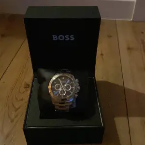 Hej!! Jag säljer en Hugo boss klocka modell Icon. Säljer pga felaktig inköpt julklapp. Säljer denna klocka för 1900 kr.  Helt ny och oanvänd klocka med plast kvar, låda medföljer. Skriv för fler frågor. Mvh Noah 