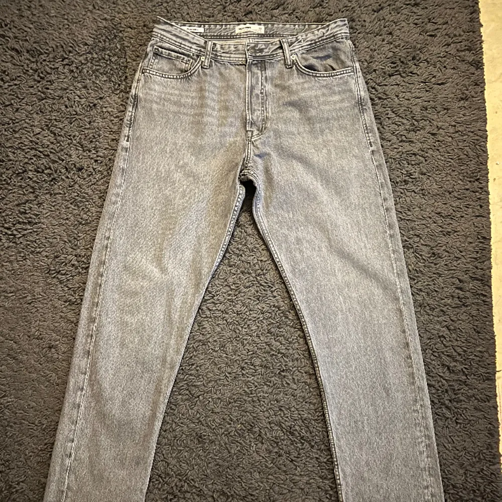 Ett par feta jeans från Jack & Jones i storlek 32/34, skick 9/10 sparsamt använda hör gärna av er vid fler frågor eller funderingar . Jeans & Byxor.