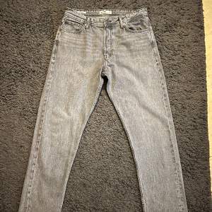 Ett par feta jeans från Jack & Jones i storlek 32/34, skick 9/10 sparsamt använda hör gärna av er vid fler frågor eller funderingar 
