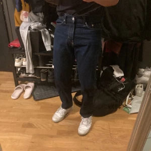 Blå regual fit jeans - HM jeans, sällan använda, inga skador32/30