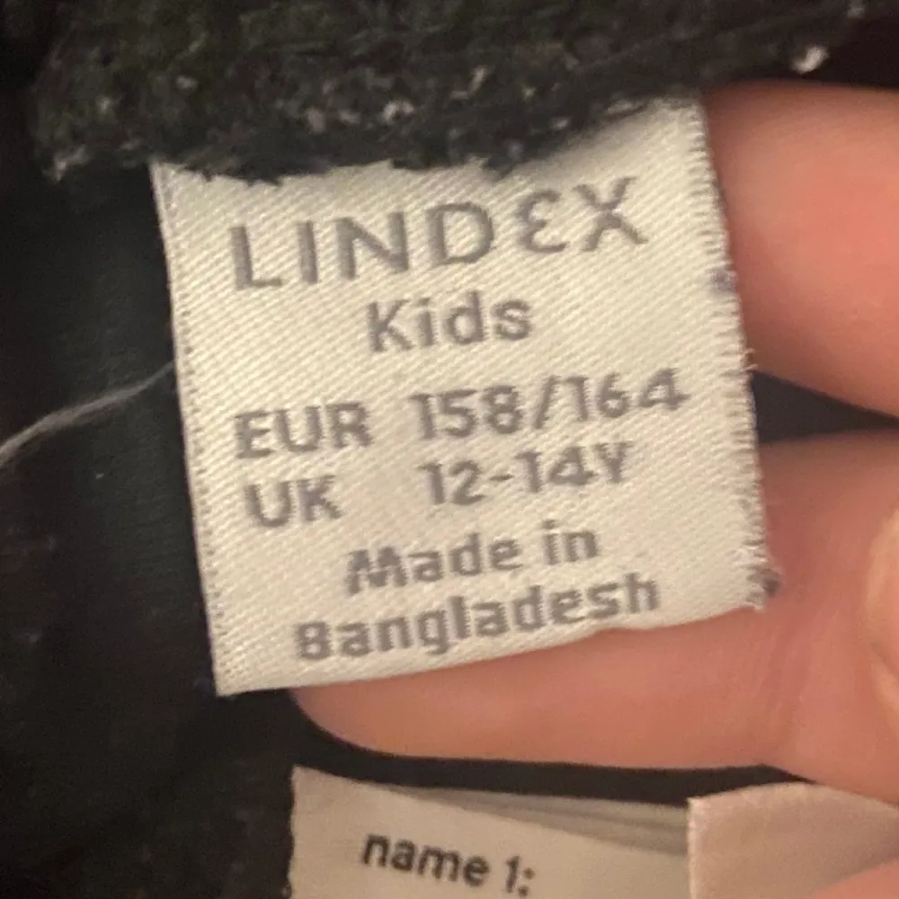Säljer dessa byxor från Lindex då de inte används längre, väl använda och lite noppriga därav priset, men priset kan diskuteras och hör av er vid frågor mm❤️. Jeans & Byxor.