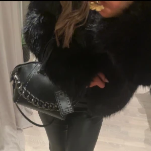 SKITSNYGG pälsjacka - SUPERSNYGG pälsjacka, köpt på gina tricot, helt slutsåld nu, knappt använd så myycket bra skick!!!