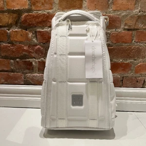 Db ryggsäck  - (Douchbag 20 liter vit) helt ny, klassisk design med organiserings fack samt en  Laptop-fack som passar en 13" MacBook Pro.  