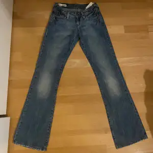 Supersnygga lågmidjade jeans. Aldrig använda (prislapp kvar). Innebenslängd: 83 cm. Snygga detaljer på fickorna!