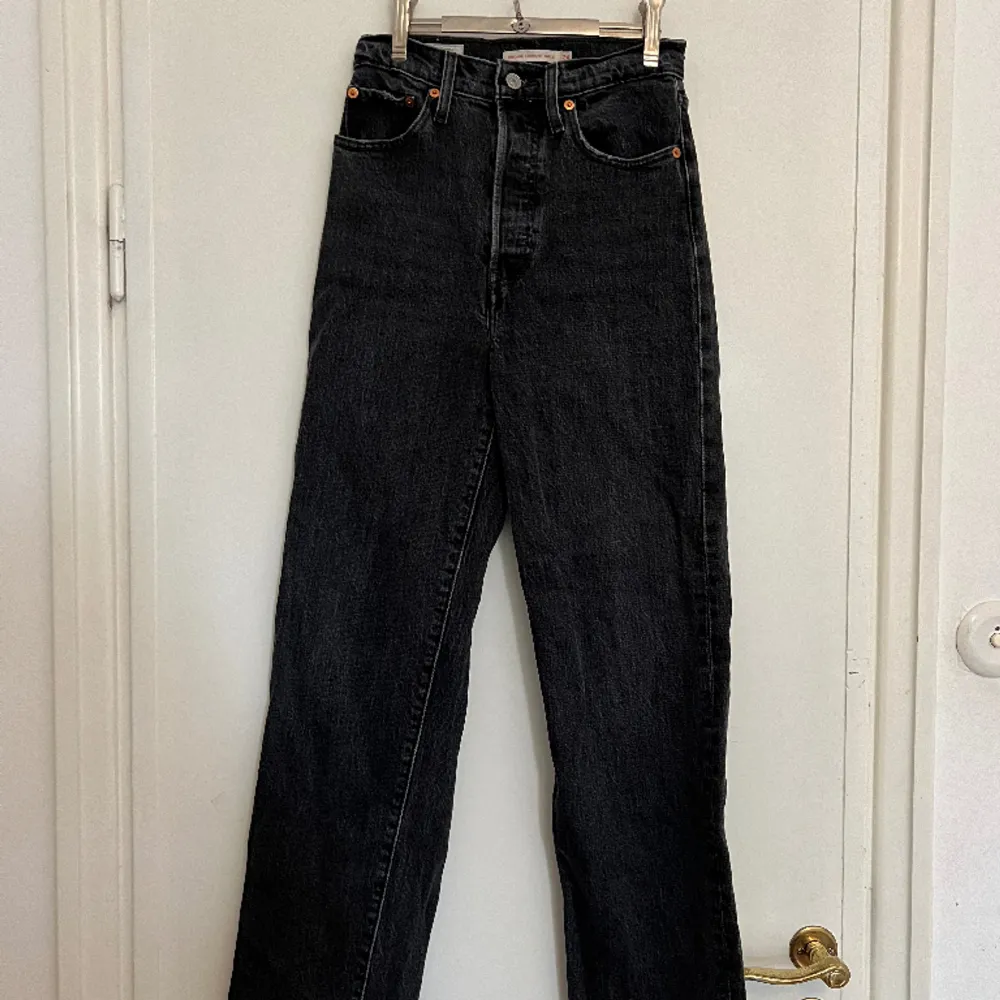 Snygga mört gråa/svarta jeans från Levi’s. I modellen Ribcage Straight Ankle, inte mycket använda . Jeans & Byxor.