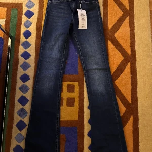 Only Blush Mid Flared Denim (helt nya, strlk 34xs) - Helt nya och oanvända Only Blush Jeans i strök xs 34. Prislappar och taggar kvar. Jättefina low waist jeans som säljes pga fel storlek på mig