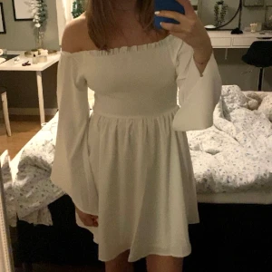 Vit klänning - Fin klänning som bara är använd vid ett tillfälle. Mycket bra skick med rejält och dubbelt tyg så ej genomskinlig. Säljer då den tyvärr sitter för tajt över överkroppen🤍