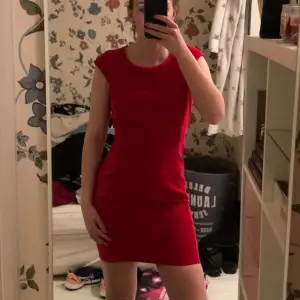 Snygg röd klänning som kan användas till mycket 🤍 