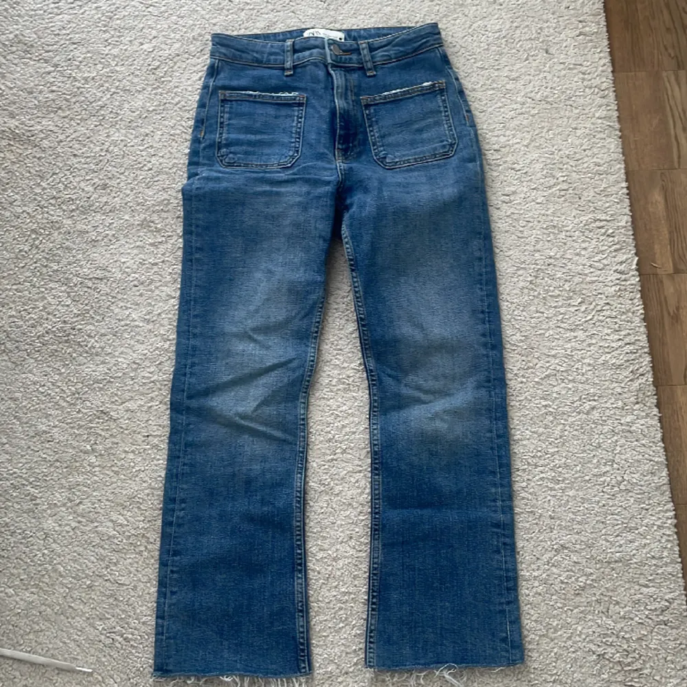 Jag säljer dom här super fina och sköna zara jeansen! Dom är i storlek 36 och orginal pris var 349kr⭐️. Jeans & Byxor.