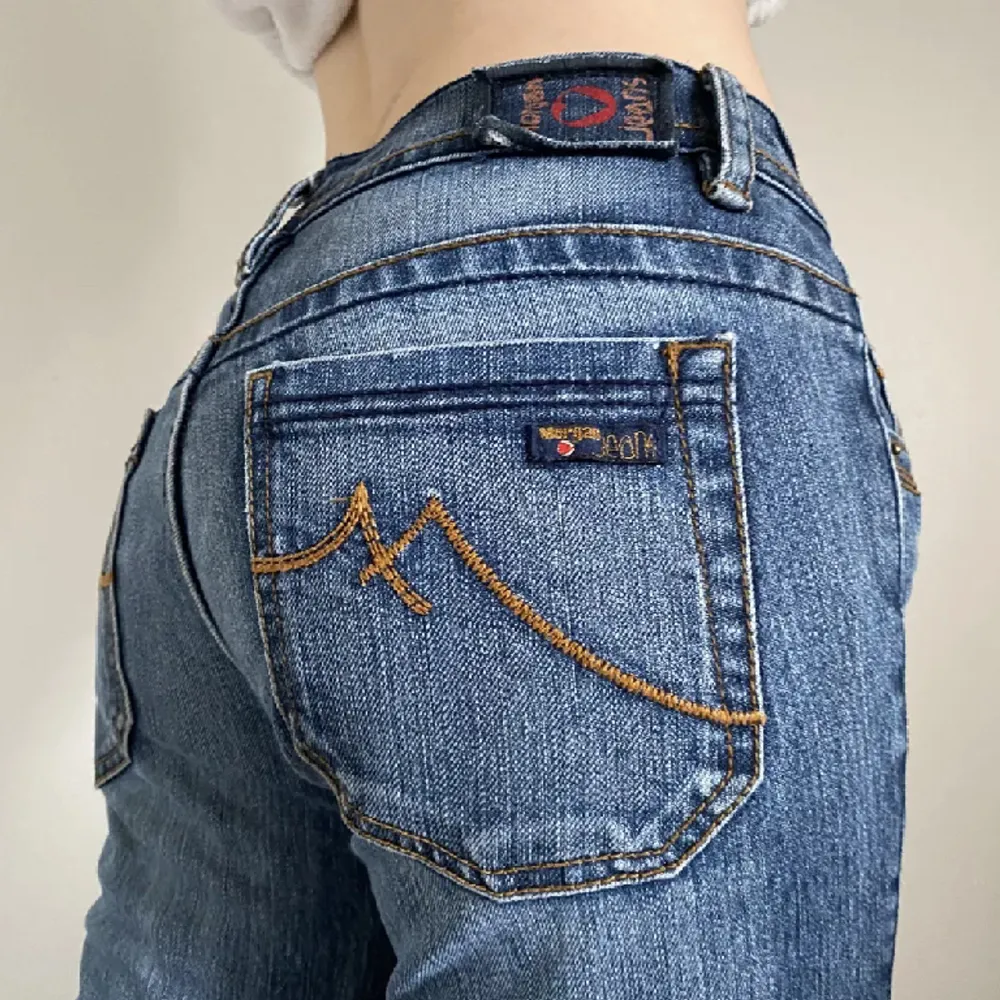 säljer dessa skit snygga lågmidjade bootcut jeans, passar mig som bär storlek 34/36 och är 170cm (de är lite långa) ❣️ pris går att diskutera  . Jeans & Byxor.