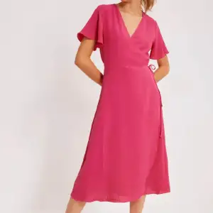 Supersöt rosa klänning från Nelly! Oanvänd, strl xs men passar även s och om eftersom man kan knyta den runt midjan❤️