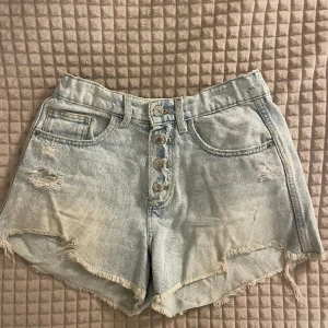 Low waist jeans shorts  - Super snygga jeans shorts från zara! Pris går att diskuteras 