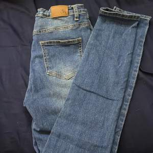 Mörk/ljus blåa skinny jeans storlek 152, knappt använda 120kr plus frakt 