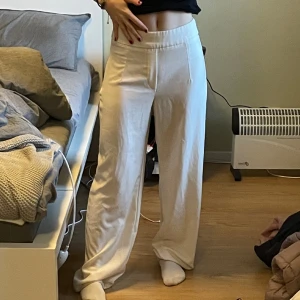 Vita kostymbyxor - Fint skick, skönt luftigt tyg som är perfekt inför somnaren🫶