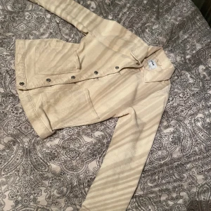 Beige Vårjacka, Overshirt från Weekday - Bra inför våren då den är tillräckligt varm för att bäras under kvällar och delvis under dagen som overshirt.