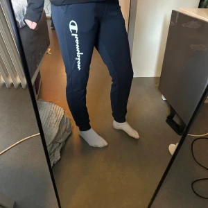 Ett par mjukis byxor  - Skick 10/10, ej använt. Ordinarie pris vet ej. Sköna att bara ha när man är hemma. Priset går att diskutera 