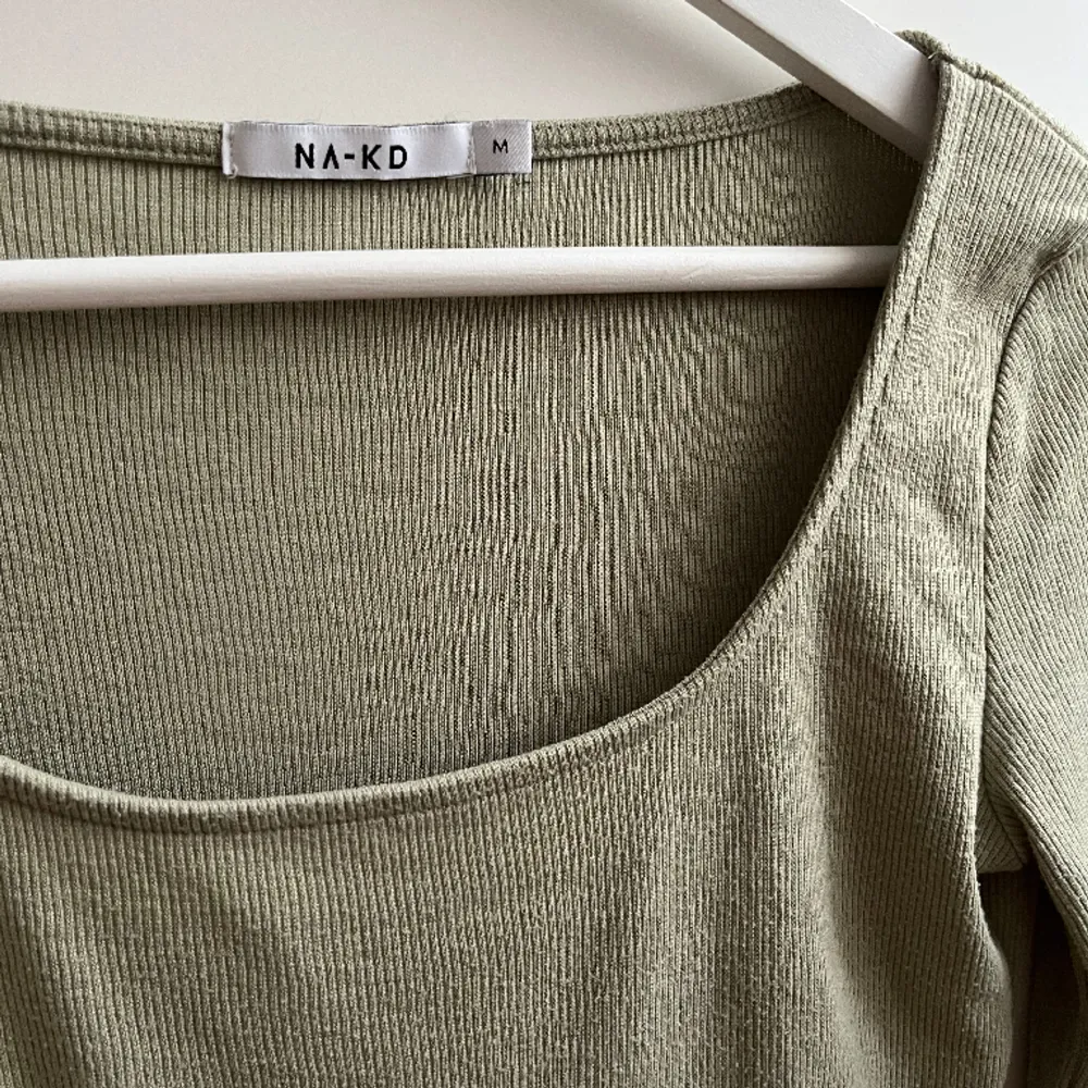 Olivfärgad u-ringad tröja från NA-KD. Storlek M. Bra skick. Perfekt till våren🌸. Tröjor & Koftor.