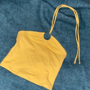 2000 topp - Supersnygg gul topp från abercrombie fitch. Storlek S men tyget är ganska stretchigt så passar nog även om man har storlek M! Toppen är som ny och bara använd fåtal gånger!❤️
