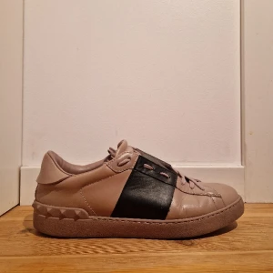 Valentino garavani skor - En unik modell på valentino garavani skor, köpte från UF företag för länge sedan. Har ingen låda eller något vilket påverkar priset. Skorna passar storlek också 43. De är även i använt skick men ser fortfarande bra ut! Skriv för ytterligare frågor!