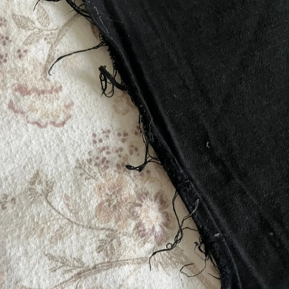 Svarta jeans från Lee i storlek W28 L31. De är i bra skick förutom att de är lite trasiga där nere (se på bild 3). Innerbenet är 74 cm och midjemåttet rakt över är 32 cm. Tryck gärna på köp nu!❤️. Jeans & Byxor.