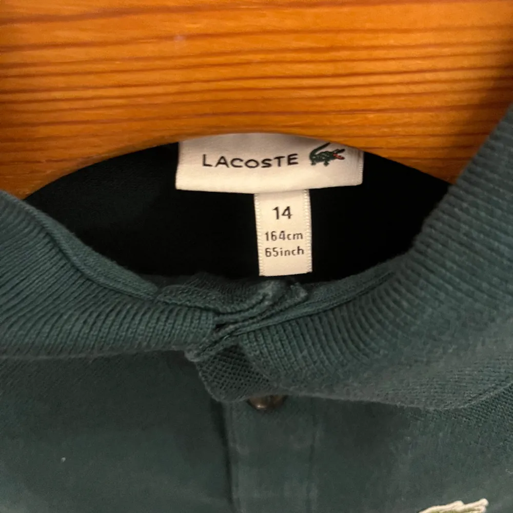 Säljer min oanvända Lacoste piké som jag växt ur, 10/10 skick, storlek 158-164cm/14 år i barn, ordinarie pris 849kr. T-shirts.