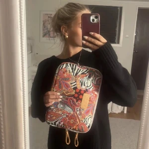 Datafodral - Snyggt datafodral som är för stort för min dator. Perfekt för en MacBook. 