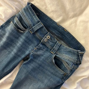 lågmidjade jeans  - säljer mina peppe jeans i stl w28 l32, dem är dock insydda men det går att sprätta upp lätt så nu motsvarar dem 27/26 i midjan!💕 knappt använda då dem har varit för stora!💋 37 & 77💕 är måtten 