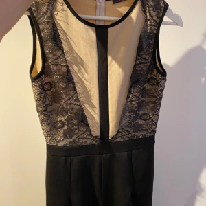 Jumpsuit  - Snygg jumpsuit helt ny Storlek s