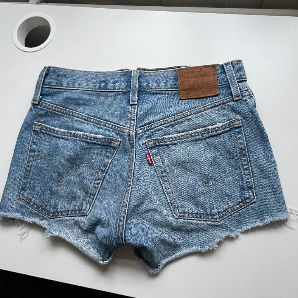 Levi’s jeans shorts i storlek W24. Jättefint skick! Nypris 699kr. 💙💙💙. Shorts.