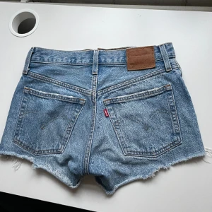 Levis shorts - Levi’s jeans shorts i storlek W24. Jättefint skick! Nypris 699kr. 💙💙💙