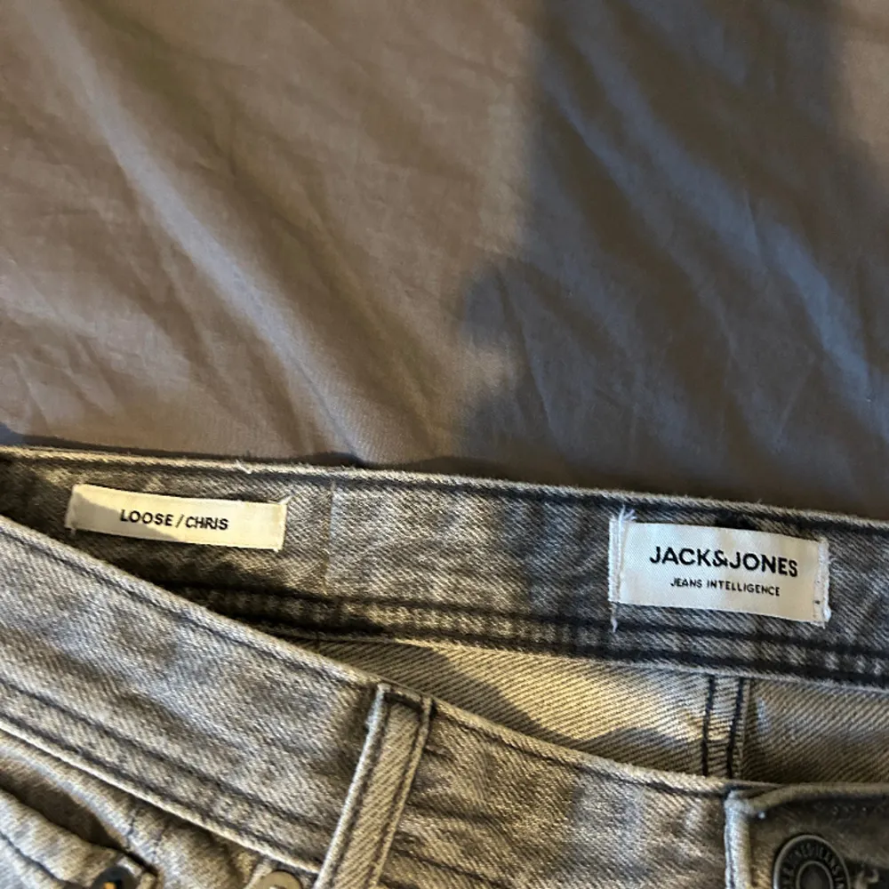 Hej, säljer dessa ljusgråa Jack and Jones jeans i storlek 31W 30L, modellen är Loose Chris. Säljer dom då dom inte har används knappt. Skicket är 10/10. Hör av er vid funderingar! 😊. Jeans & Byxor.