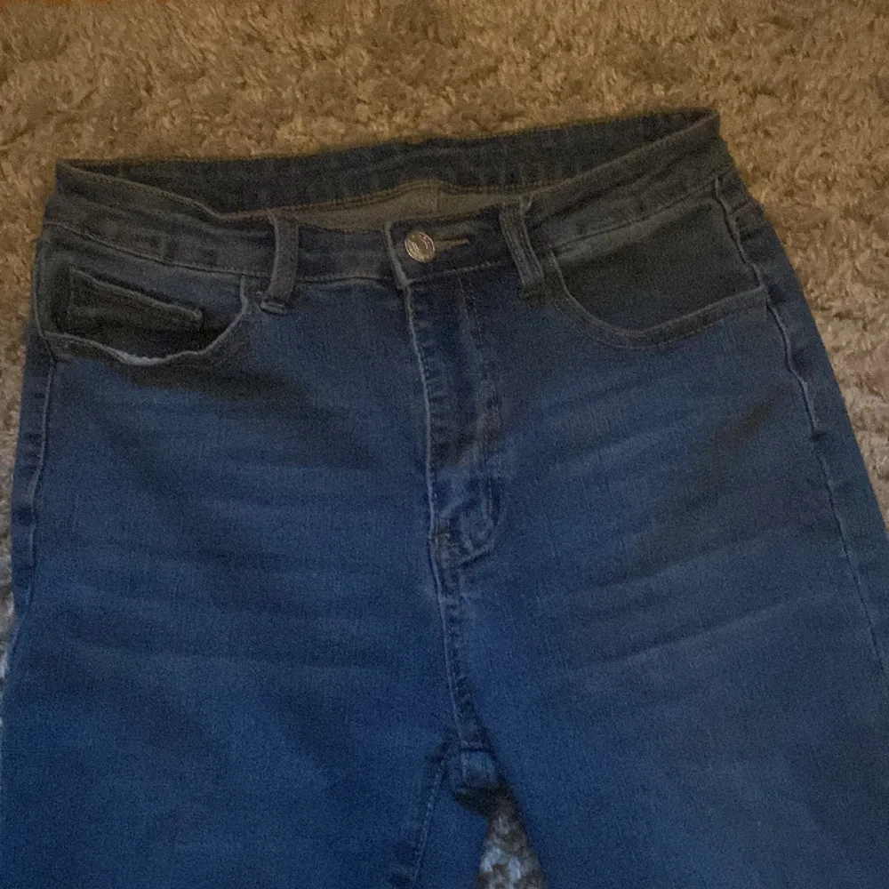 Säljer ett par super snygga byxor som är i storleken 38 jag säljer det pågrund av att jag tycker dom är för stora🩷. Jeans & Byxor.